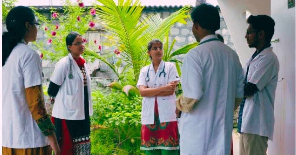 BAMS Course 2026 से संस्कृत पढ़े छात्र आयुर्वेद डॉक्टर बनते हुए